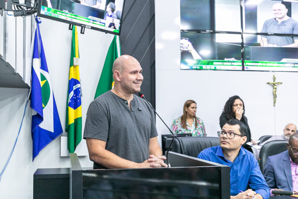 Prefeito de Cuiabá é corrigido sobre gastos com educação