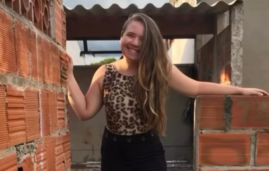 Casal constrói casa com R$ 1 mil e inspira seguidores