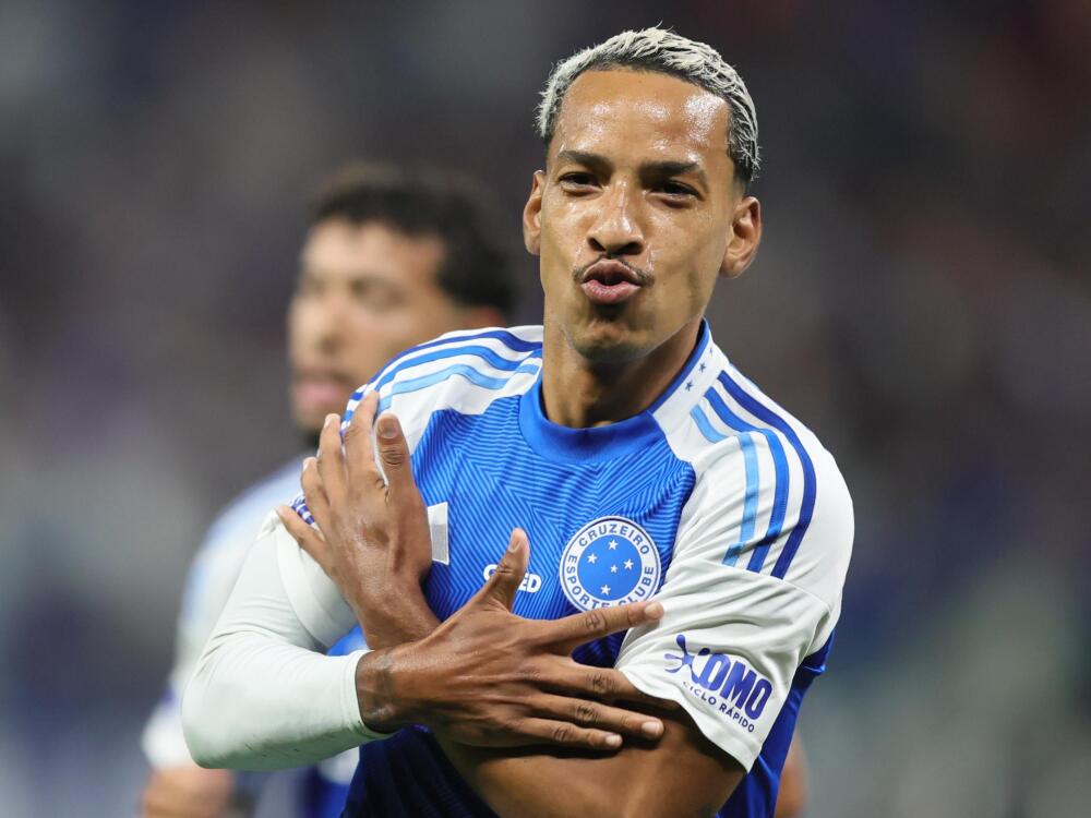 Cruzeiro vence Atlético e Matheus Pereira imita "galinha" histórica