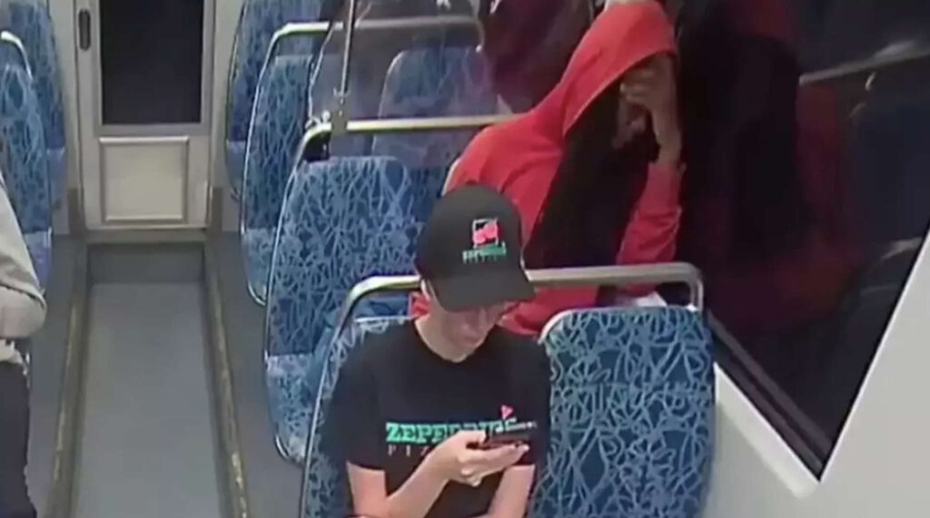 Mãe de acusado de assassinato em trem critica falha na saúde mental