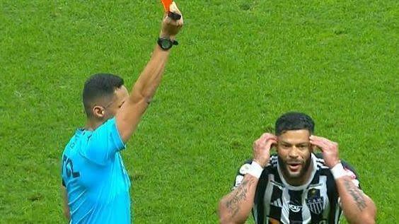 Hulk: segundo amarelo evitado em clássico divide opiniões