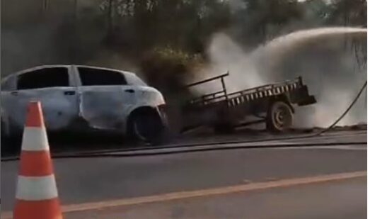 Veículo pega fogo na MT-235 e destrói vegetação