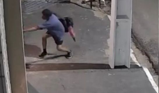 Homem destrói plantas em frente a clínica em Cuiabá; veja vídeo