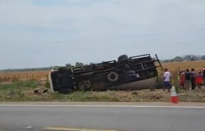 Caminhão capota após carreta fechar pista na BR-070