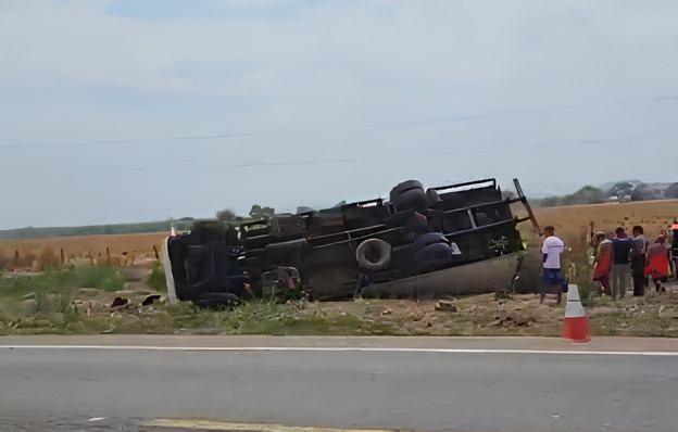 Caminhão capota após carreta fechar pista na BR-070