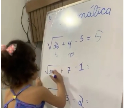 Criança de 4 anos encanta Pantanal com talento em matemática e idiomas