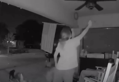 Cachorro alerta dona sobre homem escondido em casa