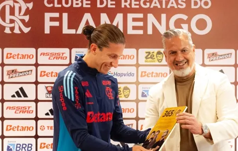 Filipe Luís completa 1 ano no Flamengo e é homenageado