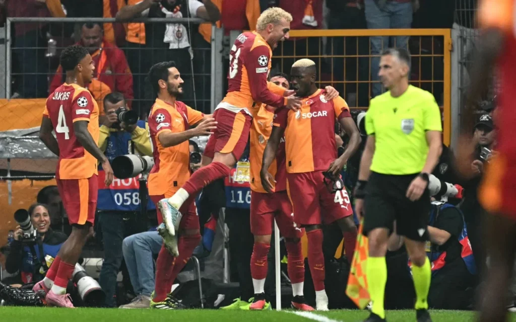 Torcida do Galatasaray agita noite antes de jogo contra o Liverpool