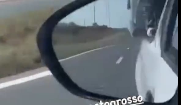 Carro para em canteiro central e surpreende motoristas