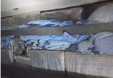 PRF apreende 176 kg de cocaína em caminhão com carga de madeira