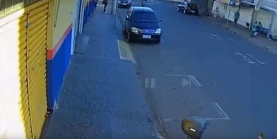 Tentativa de homicídio: homem tenta atropelar o próprio irmão de moto