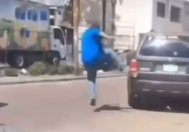 Motorista chuta carro, cai e fratura perna em briga de trânsito