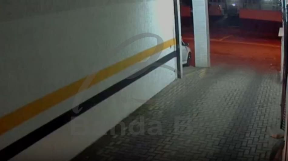 Motorista bêbado bate carro em delegacia após sair de festa