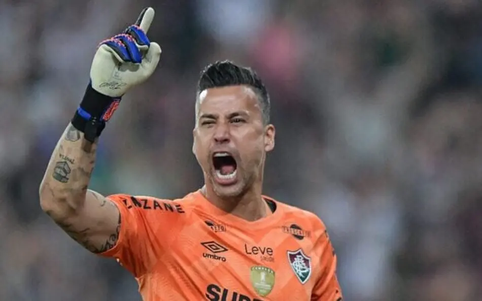 Fábio, 45 anos, celebra momento no Fluminense após vitória