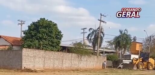 Trabalhador ajuda idoso a carpir e cena emociona nas redes