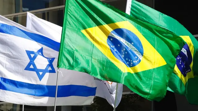Vereador usa cachecol de Israel em protesto na Tribuna Livre