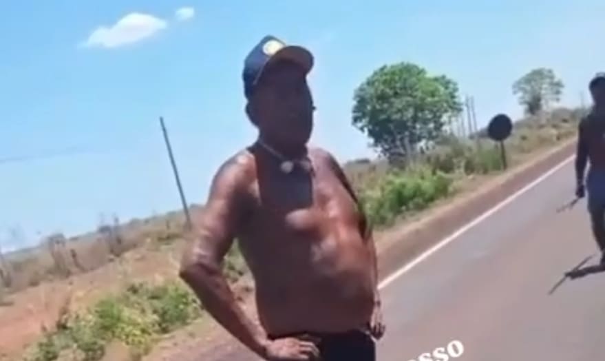 Indígenas bloqueiam BR-158 em MT e cobram pedágio