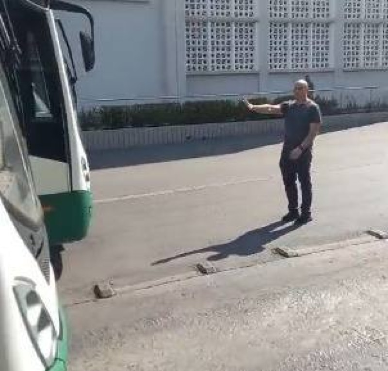 Prefeito de Cuiabá ajuda a organizar trânsito após ônibus quebrar