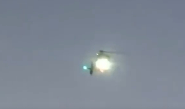 Helicóptero de resgate cai em rodovia e explode nos EUA