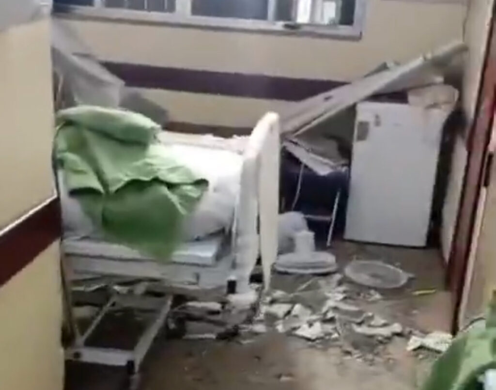 Desabamento de teto em hospital deixa pacientes em alerta