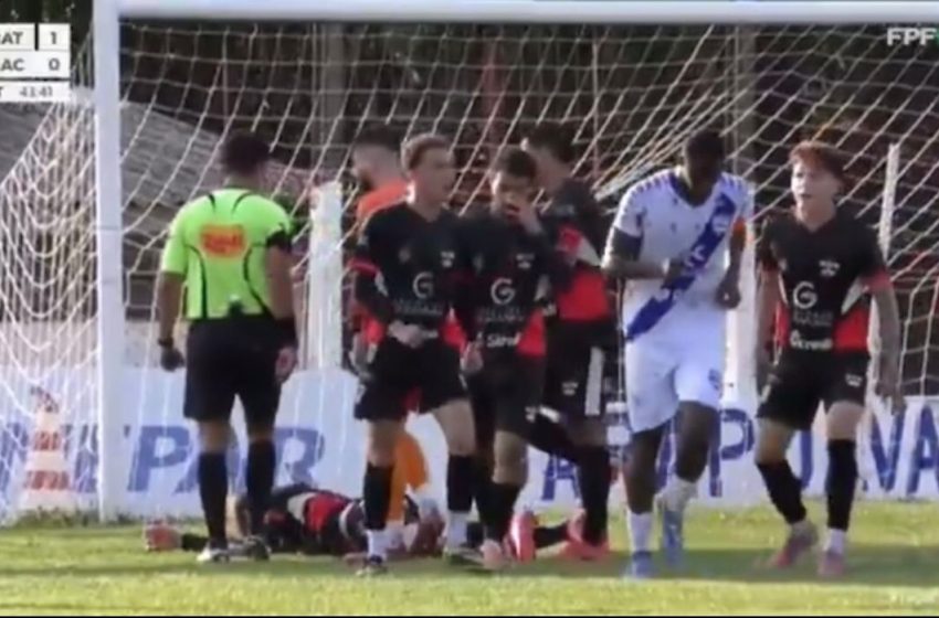 Jogador reage a racismo em campo e gera debate sobre punições