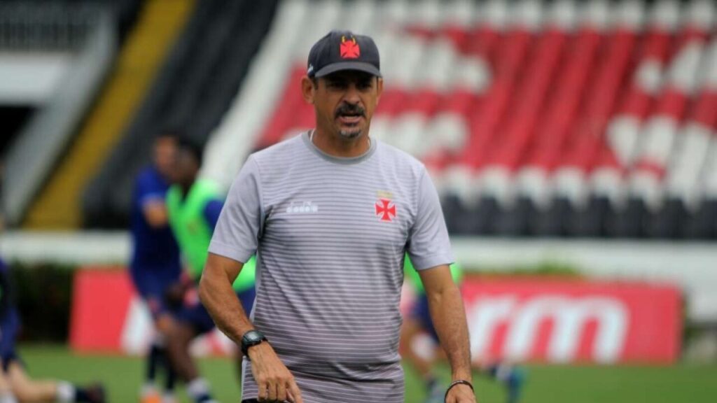 Valdir Bigode cobra dívidas do Vasco em reunião emocionante
