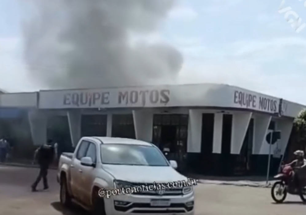 Incêndio em loja de motos em Juara mobiliza bombeiros e voluntários