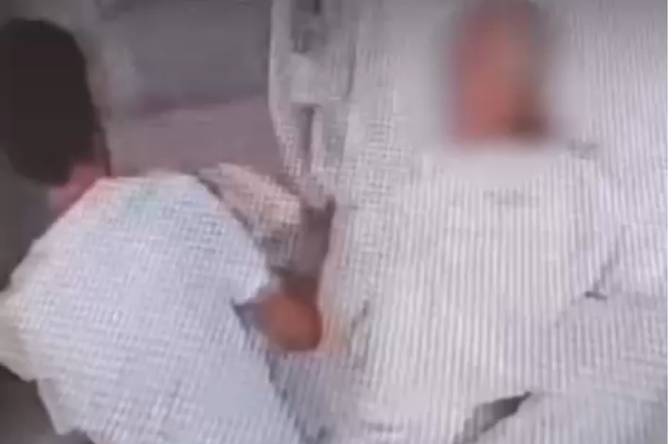 Idoso agride mãe acamada em hospital; imagens chocam