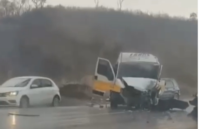Colisão frontal em rodovia deixa mortos e feridos