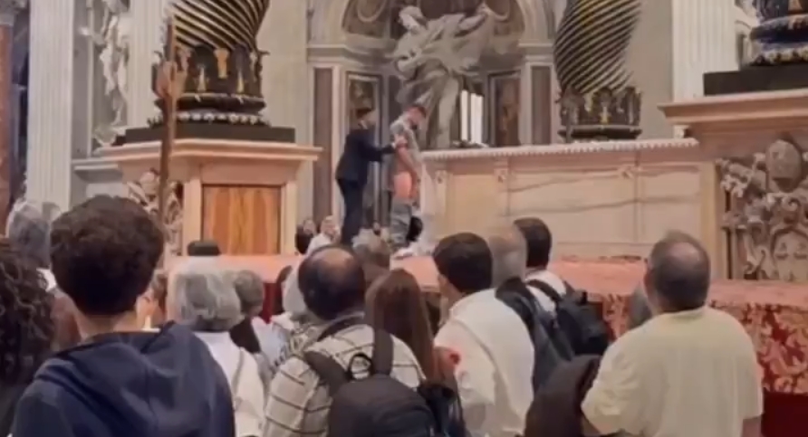 Homem urina em altar sagrado na Basílica de São Pedro, no Vaticano