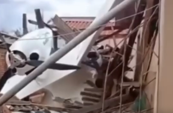 Avião monomotor cai sobre casa em Goiânia; piloto sai ileso