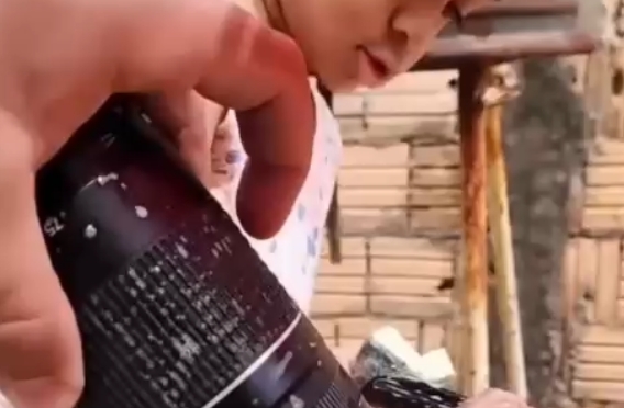 Fotógrafo flagra filha limpando equipamentos com água