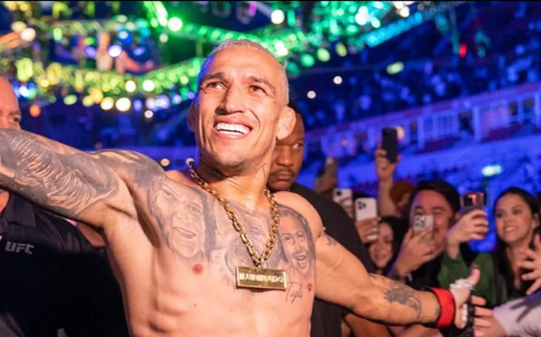 Charles do Bronx: campeão cumpre promessa com festa na favela