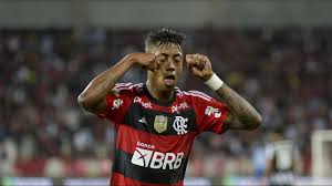 Clássico carioca: torcida do Botafogo xinga chegada do ônibus do Flamengo