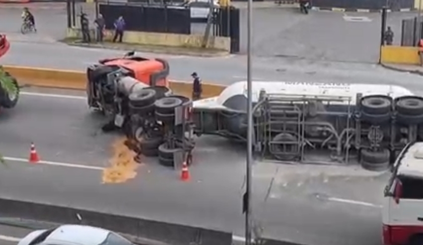 Carreta com cimento tomba e causa estragos em rodovia