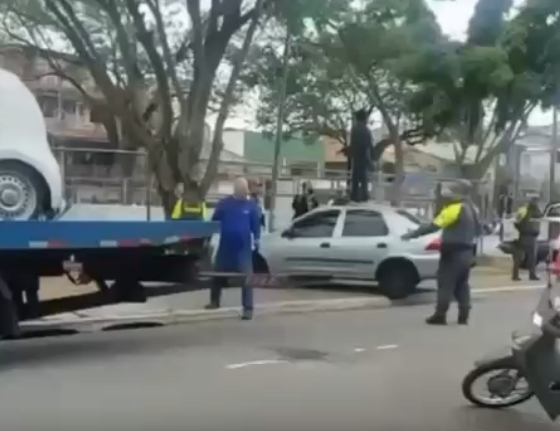 Mulher sobe em carro para evitar apreensão em fiscalização