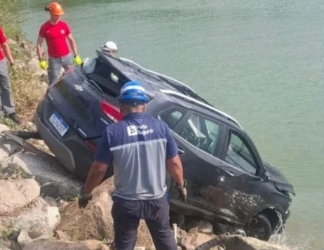 Carro submerso em represa: rastreador ajuda a encontrar vítima