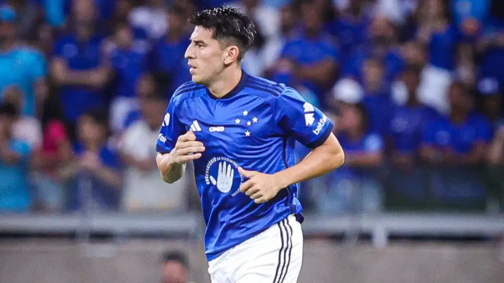 Zagueiro do Cruzeiro prefere Dia das Mães na Argentina a jogo decisivo