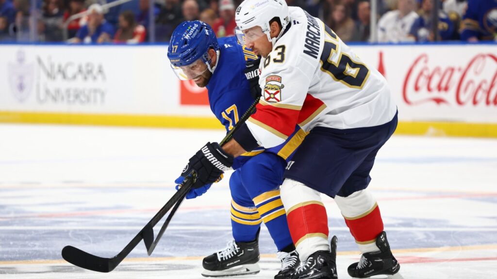 Briga na NHL: jogador destrói capacete de rival em confronto