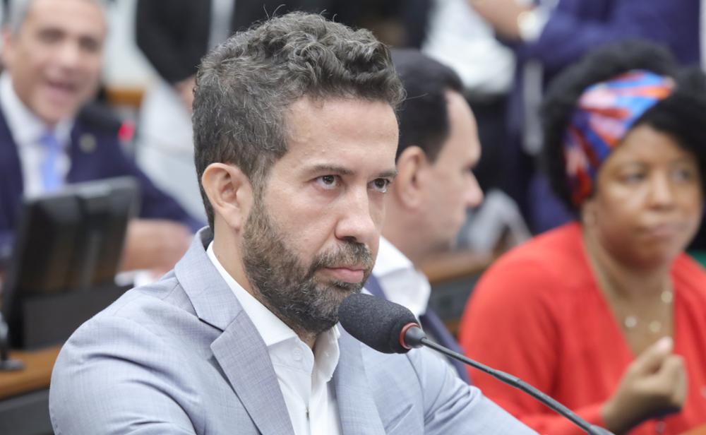 Janones admite uso de cartão de assessor e nega rachadinha