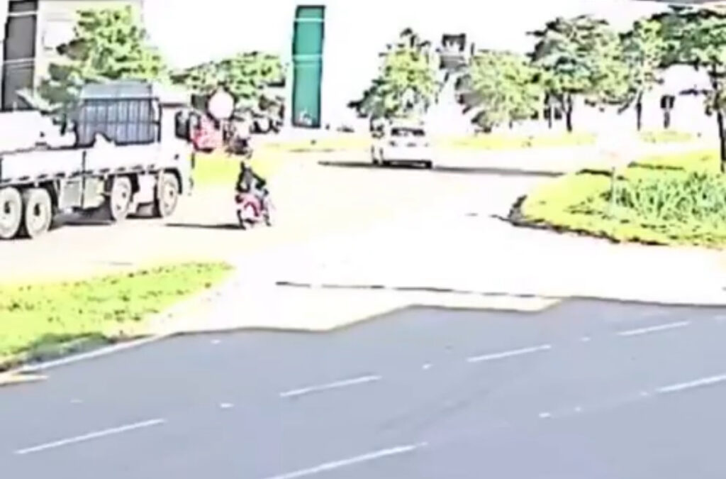 Motociclista fica ferida após colisão com caminhão na BR-163