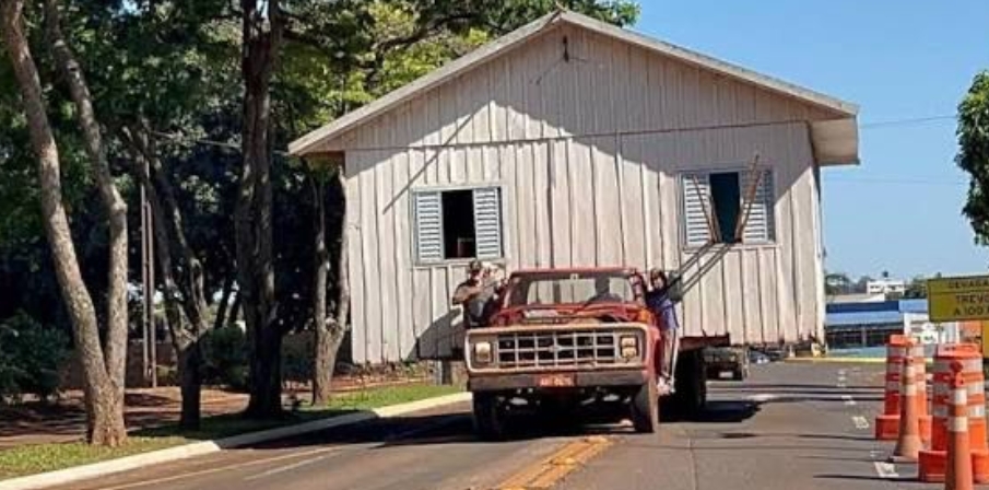 Casa inteira viaja 15 km em caminhão no Paraná
