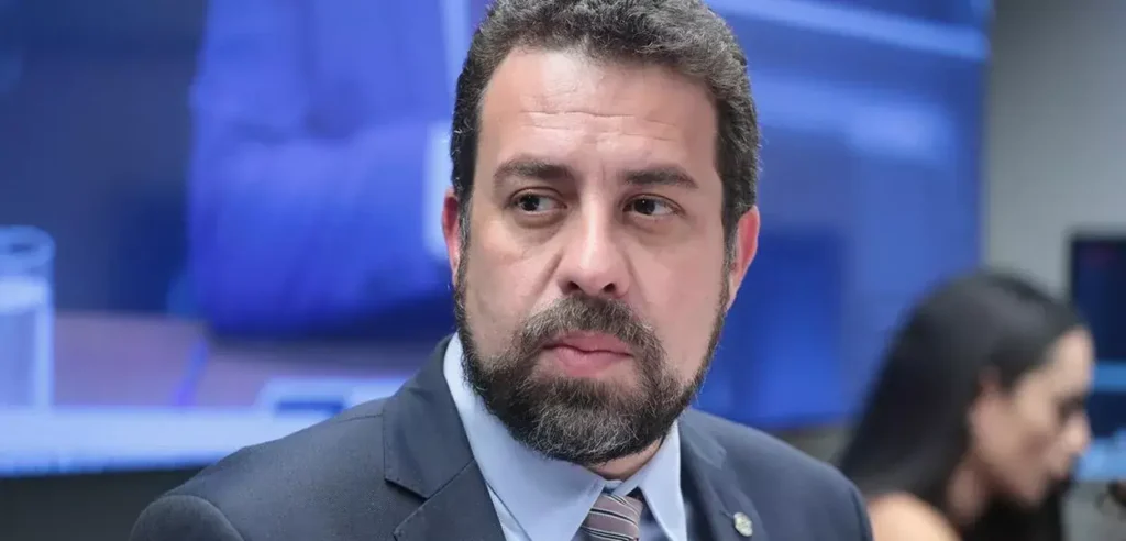 Boulos: direitos para entregadores e motoristas de app