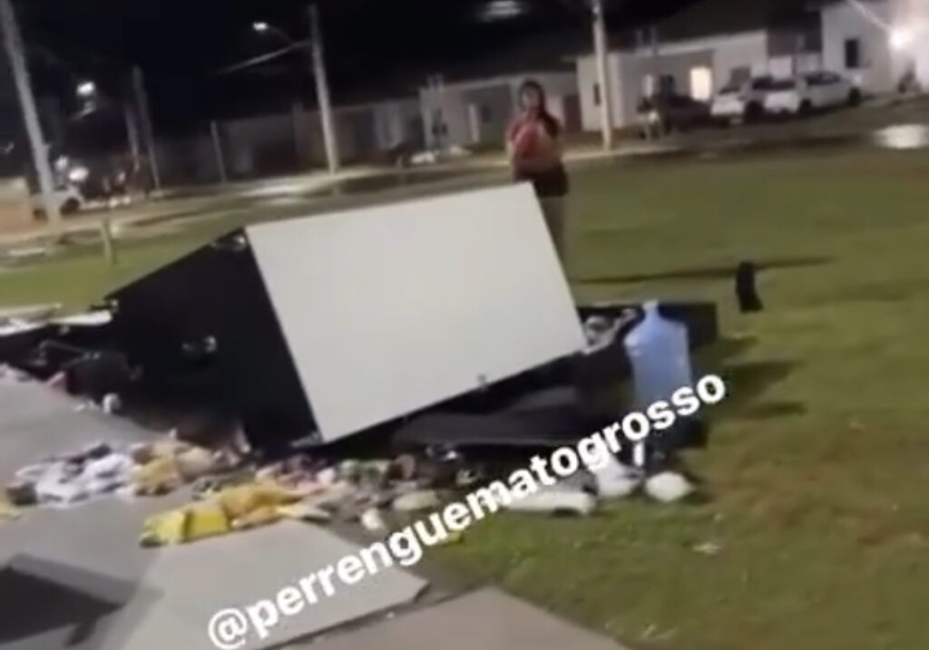 Várzea Grande sofre com tempestade: mercadinho desaba e telhados voam
