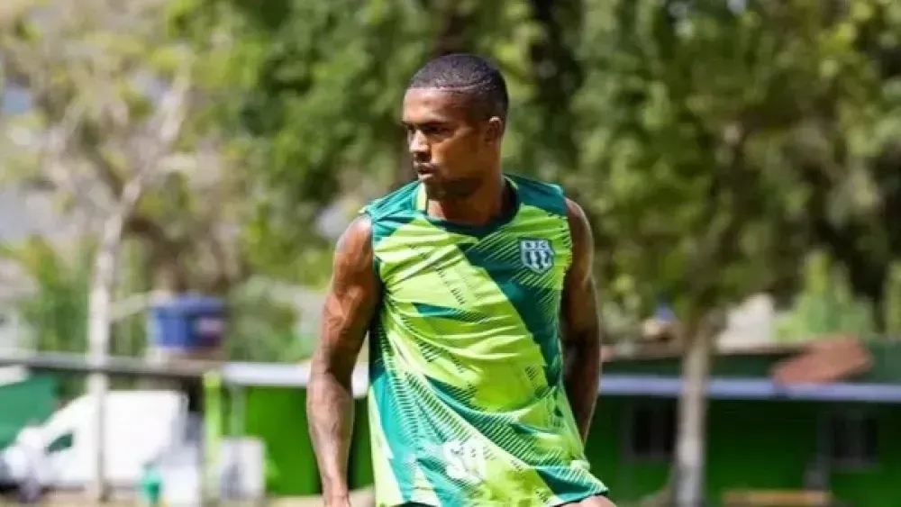 Douglas Costa: futuro incerto após polêmica e treinos no Boavista-RJ