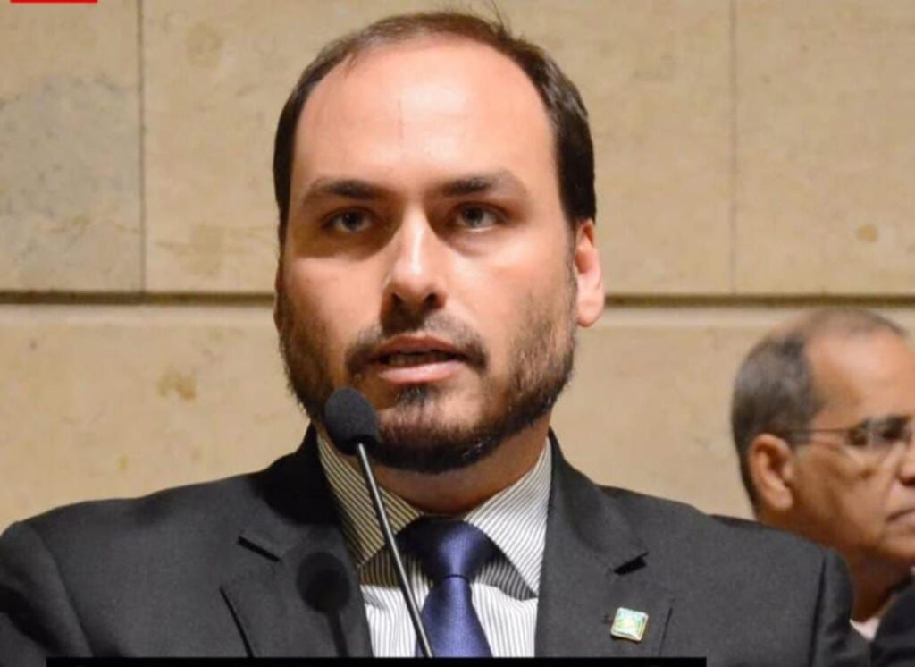 Carlos Bolsonaro oficializa pré-candidatura ao Senado por SC