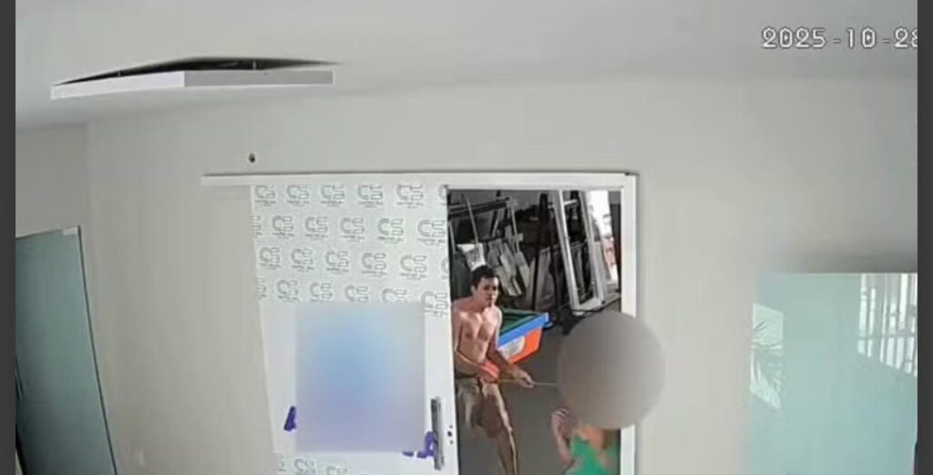 Empresário agride esposa com taco de sinuca em vidraçaria