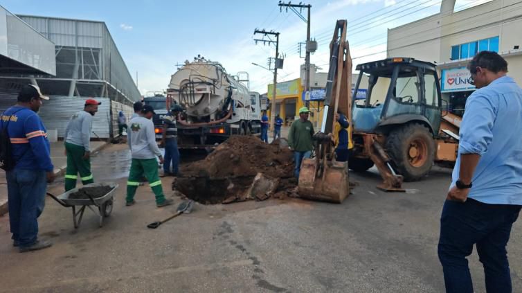 Prefeitura realiza limpeza de Poços de Visita na Rua Padre Cassemiro e pede atenção a motoristas e ciclistas