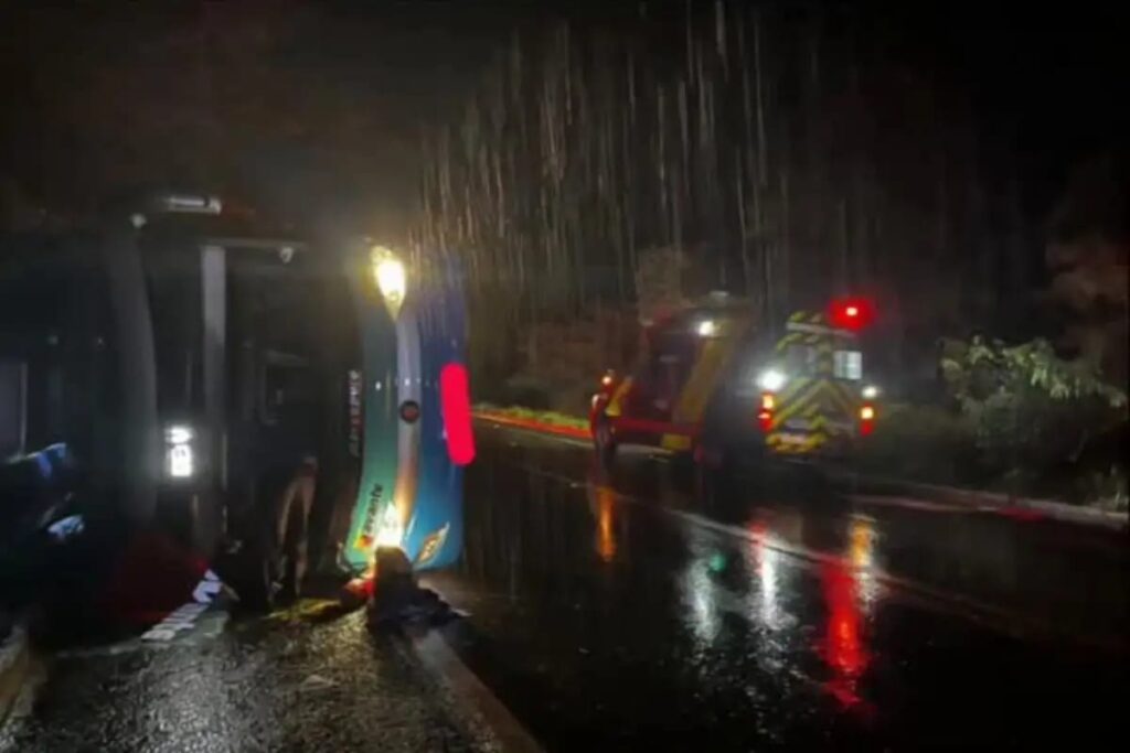 Ônibus de MT tomba em GO: 3 mortos e 35 feridos